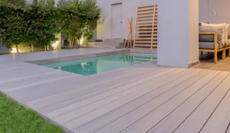 Es una estructura de madera que habitualmente se utiliza en patios, terrazas, jardines y galerías. Se usan como bordes de piletas ó solariums. Habitualmente son realizados con maderas duras tales como curupay ya que son las que mejor soportan la exposición al aire libre